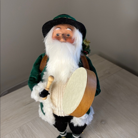 Byers Choice 2007 Irish Santa with Drum and Basket of Presents - Picture 2 of 12